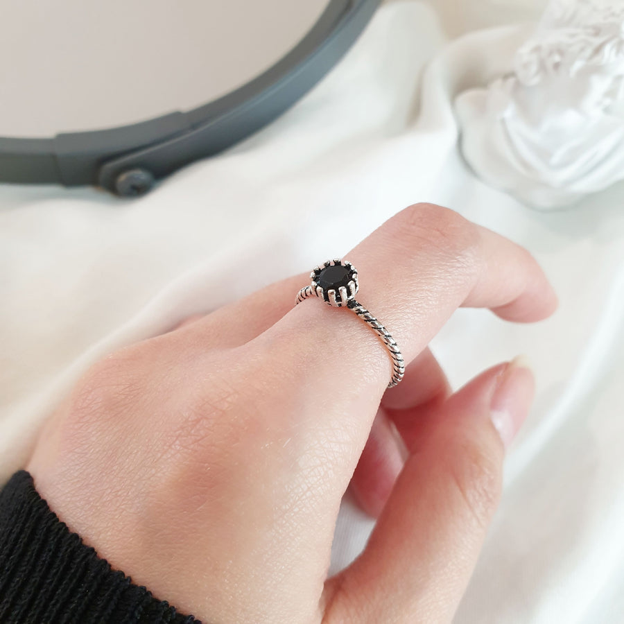 Vintage Black Stone Ring – Elegant & Timeless